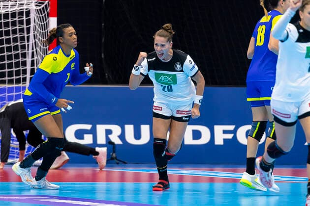 Handball, Frauen: WM 2019, Vorrunde, Gruppe B, 1. Spieltag , Deutschland - Brasilien v.li. Tamires Araujo (Brasilien), Emily Boelk Bölk (Deutschland Thueringer HC) Jubel Freude Emotion Yamaga City Overall Gymnasium Kumamoto Japan