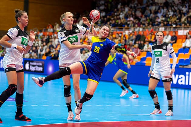 Handball, Frauen: WM 2019, Vorrunde, Gruppe B, 1. Spieltag , Deutschland - Brasilien v.li. Emily Boelk Bölk (Deutschland Thueringer HC), shb15 , Larissa Araujo (Brasilien), Julia Behnke (Deutschland Rostov Don) Yamaga City Overall Gymnasium Kumamoto Japan