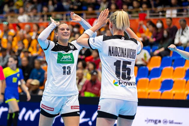 Handball, Frauen: WM 2019, Vorrunde, Gruppe B, 1. Spieltag , Deutschland - Brasilien v.li. Julia Behnke (Deutschland Rostov Don), Kim Naidzinavicius (Deutschland Bietigheim) Yamaga City Overall Gymnasium Kumamoto Japan