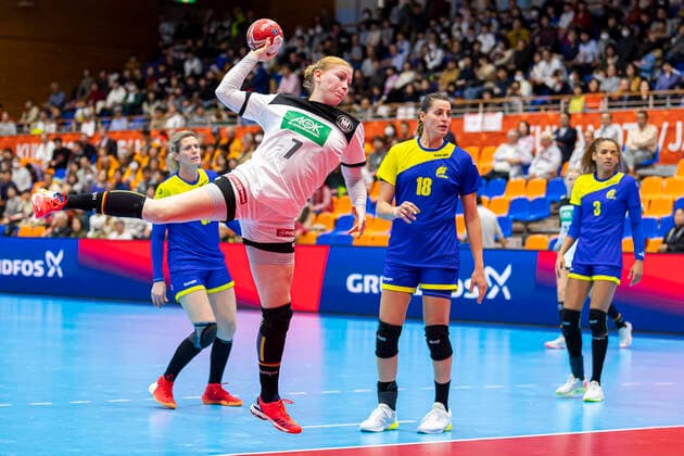 Handball, Frauen: WM 2019, Vorrunde, Gruppe B, 1. Spieltag , Deutschland - Brasilien Meike Schmelzer (Deutschland Thueringer HC), Eduarda Amorim Taleska (Brasilien) Yamaga City Overall Gymnasium Kumamoto Japan