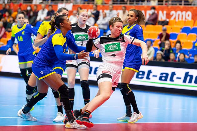 Handball, Frauen: WM 2019, Vorrunde, Gruppe B, 1. Spieltag , Deutschland - Brasilien v. li. im Zweikampf Tamires Araujo (Brasilien) und Alina Grijseels (Deutschland Dortmund) Yamaga City Overall Gymnasium Kumamoto Japan