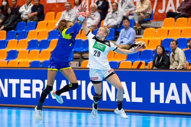 Handball, Frauen: WM 2019, Vorrunde, Gruppe B, 1. Spieltag , Deutschland - Brasilien v. li. im Zweikampf Ana Paula Rodrigues Belo (Brasilien) und Antje Lauenroth (Deutschland Bietigheim) Yamaga City Overall Gymnasium Kumamoto Japan