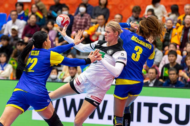 Handball, Frauen: WM 2019, Vorrunde, Gruppe B, 1. Spieltag , Deutschland - Brasilien v.li. Samara Vieira (Brasilien), Evgenija Minevskaja (Deutschland Brest), Alexandra Martinez (Brasilien) Yamaga City Overall Gymnasium Kumamoto Japan