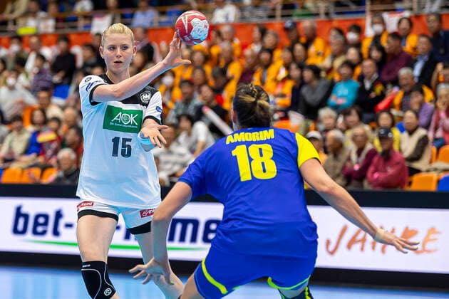 Handball, Frauen: WM 2019, Vorrunde, Gruppe B, 1. Spieltag , Deutschland - Brasilien v.li. Kim Naidzinavicius (Deutschland Bietigheim), Eduarda Amorim Taleska (Brasilien) Yamaga City Overall Gymnasium Kumamoto Japan