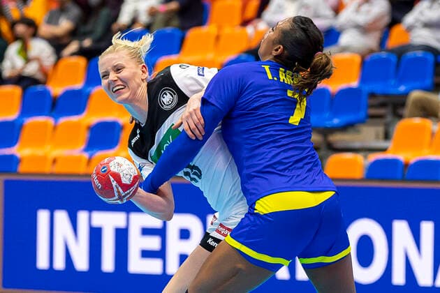 Handball, Frauen: WM 2019, Vorrunde, Gruppe B, 1. Spieltag , Deutschland - Brasilien v. li. im Zweikampf Kim Naidzinavicius (Deutschland Bietigheim) und Tamires Araujo (Brasilien) Yamaga City Overall Gymnasium Kumamoto Japan