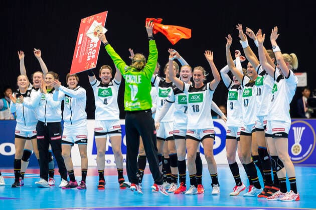Sport Bilder des Tages Handball, Frauen: WM 2019, Vorrunde, Gruppe B, 1. Spieltag , Deutschland - Brasilien die Mannschaft von Deutschland, Schlussjubel Schlußjubel Emotion Freude Torhueterin Dinah Eckerle (Deutschland SG BBM Bietigheim) Spielerin des Spiels Yamaga City Overall Gymnasium Kumamoto Japan