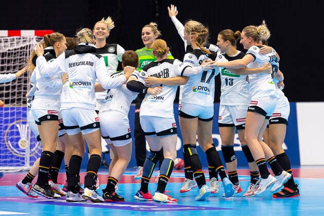 Handball, Frauen: WM 2019, Vorrunde, Gruppe B, 1. Spieltag , Deutschland - Brasilien die Mannschaft von Deutschland Schlussjubel Schlußjubel Emotion Freude Yamaga City Overall Gymnasium Kumamoto Japan