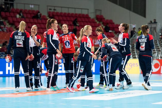 191130 The norwegian team is gathered ahead of the Women s World Handball Championship game between Norway and Cuba on November 30, 2019 in Kumamoto. Photo: Daniel Stiller Bildbyran kod DS 59408 bbeng dam women handball handboll world handball championship 2019 norway norge cuba kuba handball vm Copyright: DANIELxSTILLER BB191130DS027
