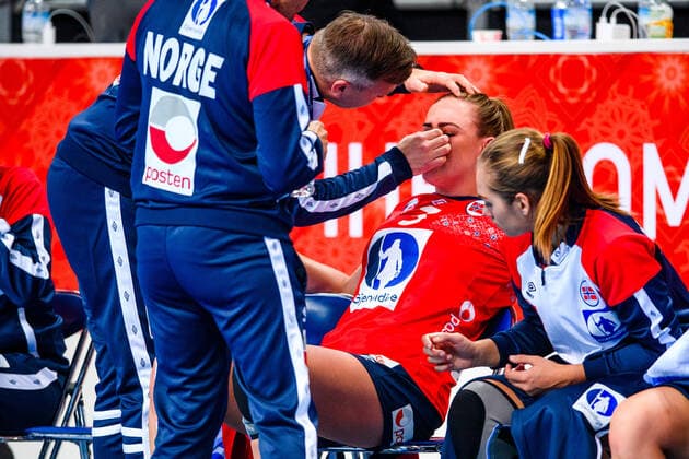 191130 Emilie Hegh Arntzen of Norway receives medical treatment during the Women s World Handball Championship game between Norway and Cuba on November 30, 2019 in Kumamoto. Photo: Daniel Stiller Bildbyran kod DS 59408 bbeng dam women handball handboll world handball championship 2019 norway norge cuba kuba handball vm depp skada Copyright: DANIELxSTILLER BB191130DS031