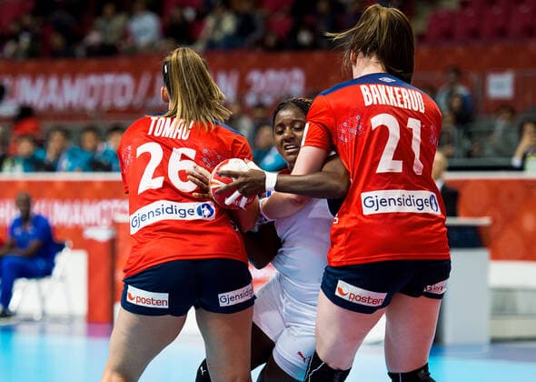 191130 Marta Tomac and Ingvild Bakkerud stops Yarumy Cespedes Shirino of Cuba during the Women s World Handball Championship game between Norway and Cuba on November 30, 2019 in Kumamoto. Photo: Daniel Stiller Bildbyran kod DS 59408 bbeng dam women handball handboll world handball championship 2019 norway norge cuba kuba handball vm Copyright: DANIELxSTILLER BB191130DS037