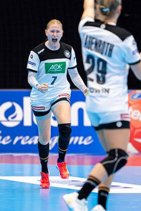 Handball, Frauen: WM 2019, Vorrunde, Gruppe B, 1. Spieltag , Deutschland - Brasilien Meike Schmelzer (Deutschland Thueringer HC) Jubel Freude Emotion Torjubel Torschuetze Torschütze Yamaga City Overall Gymnasium Kumamoto Japan