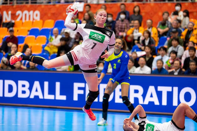 Handball, Frauen: WM 2019, Vorrunde, Gruppe B, 1. Spieltag , Deutschland - Brasilien Meike Schmelzer (Deutschland Thueringer HC) Yamaga City Overall Gymnasium Kumamoto Japan
