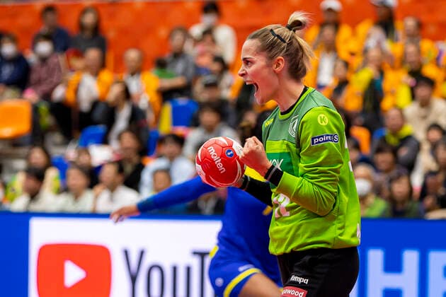 Handball, Frauen: WM 2019, Vorrunde, Gruppe B, 1. Spieltag , Deutschland - Brasilien Torhueterin Dinah Eckerle (Deutschland SG BBM Bietigheim) Jubel Freude Emotion Yamaga City Overall Gymnasium Kumamoto Japan