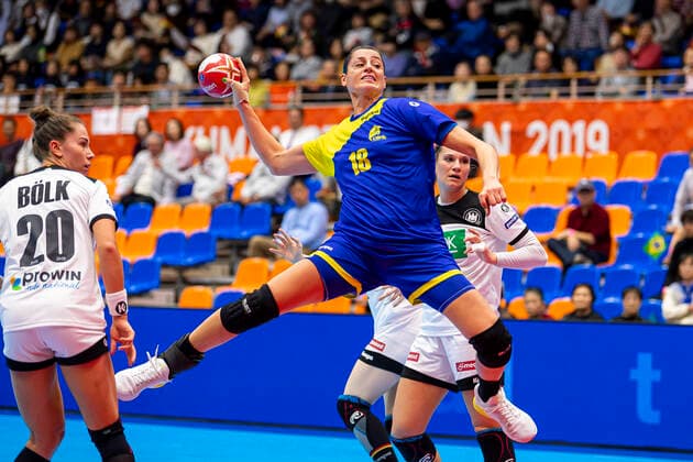 Handball, Frauen: WM 2019, Vorrunde, Gruppe B, 1. Spieltag , Deutschland - Brasilien v.li. Emily Boelk Bölk (Deutschland Thueringer HC), Eduarda Amorim Taleska (Brasilien) Yamaga City Overall Gymnasium Kumamoto Japan