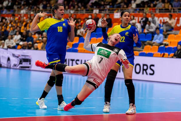 Handball, Frauen: WM 2019, Vorrunde, Gruppe B, 1. Spieltag , Deutschland - Brasilien v.li. Eduarda Amorim Taleska (Brasilien), Meike Schmelzer (Deutschland Thueringer HC), Samara Vieira (Brasilien) Yamaga City Overall Gymnasium Kumamoto Japan