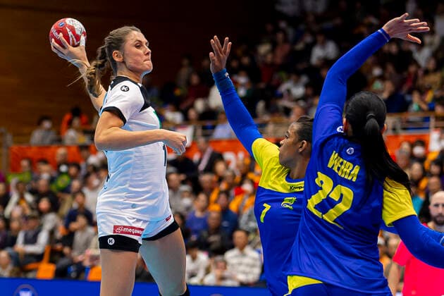 Handball, Frauen: WM 2019, Vorrunde, Gruppe B, 1. Spieltag , Deutschland - Brasilien v.li. Alicia Stolle (Deutschland Thueringer HC), Tamires Araujo (Brasilien), Samara Vieira (Brasilien) Yamaga City Overall Gymnasium Kumamoto Japan