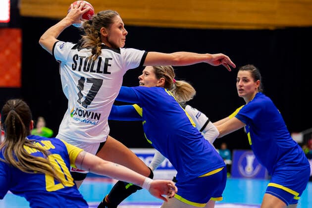 Handball, Frauen: WM 2019, Vorrunde, Gruppe B, 1. Spieltag , Deutschland - Brasilien Alicia Stolle (Deutschland Thueringer HC), Deonise Fachinello (Brasilien) Yamaga City Overall Gymnasium Kumamoto Japan