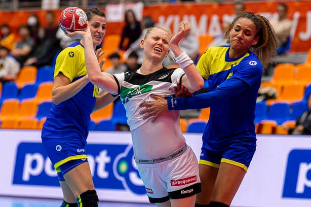 Handball, Frauen: WM 2019, Vorrunde, Gruppe B, 1. Spieltag , Deutschland - Brasilien v. li. im Zweikampf Eduarda Amorim Taleska (Brasilien), Kim Naidzinavicius (Deutschland Bietigheim), Alexandra Martinez (Brasilien) Yamaga City Overall Gymnasium Kumamoto Japan