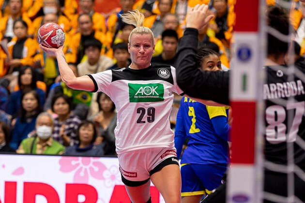 Handball, Frauen: WM 2019, Vorrunde, Gruppe B, 1. Spieltag , Deutschland - Brasilien Antje Lauenroth (Deutschland Bietigheim), Torhueterin Renata Arruda (Brasilien) Yamaga City Overall Gymnasium Kumamoto Japan