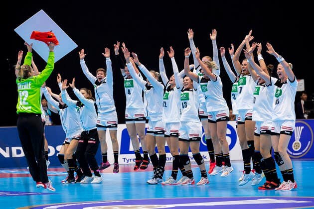 Handball, Frauen: WM 2019, Vorrunde, Gruppe B, 1. Spieltag , Deutschland - Brasilien die Mannschaft von Deutschland bejubelt die Spielerin des Spiels Torhueterin Dinah Eckerle (Deutschland SG BBM Bietigheim) Yamaga City Overall Gymnasium Kumamoto Japan