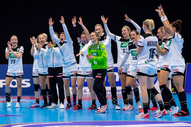 Handball, Frauen: WM 2019, Vorrunde, Gruppe B, 1. Spieltag , Deutschland - Brasilien Torhueterin Dinah Eckerle (Deutschland SG BBM Bietigheim) Spielerin des Spiel wird von der Mannschaft gefeiert Yamaga City Overall Gymnasium Kumamoto Japan