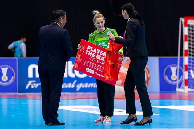 Handball, Frauen: WM 2019, Vorrunde, Gruppe B, 1. Spieltag , Deutschland - Brasilien Torhueterin Dinah Eckerle (Deutschland SG BBM Bietigheim) Spielerin des Spiels Yamaga City Overall Gymnasium Kumamoto Japan