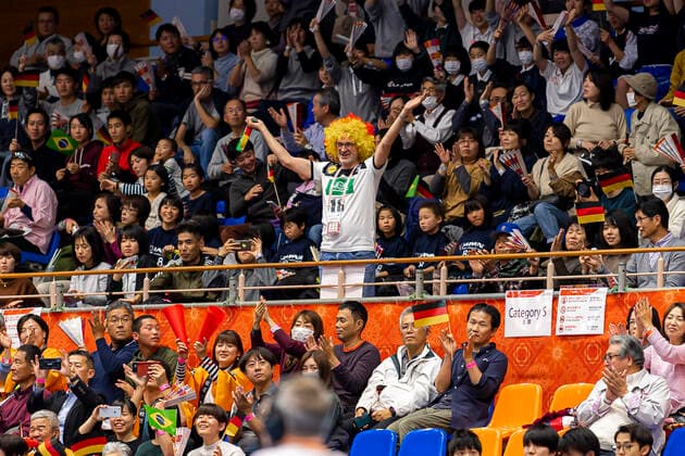 Handball, Frauen: WM 2019, Vorrunde, Gruppe B, 1. Spieltag , Deutschland - Brasilien Fankurve Fans Fanblock Yamaga City Overall Gymnasium Kumamoto Japan