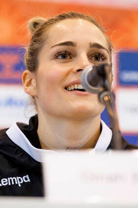 Handball, Frauen: WM 2019, Vorrunde, Gruppe B, 1. Spieltag , Deutschland - Brasilien Torhueterin Dinah Eckerle (Deutschland SG BBM Bietigheim) bei der Pressekonferenz Yamaga City Overall Gymnasium Kumamoto Japan