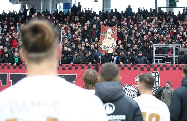 Bilder des Jahres 2019, Sport 11 November 30.11.2019 - Fussball - Saison 2019 2020 - 2. Fussball - Bundesliga - 15. Spieltag: 1. FC Nürnberg Nuernberg FCN ( Club ) - SV Wehen Wiesbaden - DaMa - DFL regulations prohibit any use of photographs as image sequences and or quasi-video - Jens Keller (Trainer Cheftrainer Coach 1. FC Nürnberg FCN ) und Mannschaft Team nach Spielende in der Nordkurve enttäuscht Enttäuschung - bei den Clubfan Clubfans FCN-Fans Fans - Clubfan Clubfans FCN-Fans Fans wütend mit Doppelhalter - Fuck You *** 30 11 2019 Soccer Season 2019 2020 2 Soccer Bundesliga 15 Matchday 1 FC Nürnberg Nuernberg FCN Club SV Wehen Wiesbaden DaMa DFL regulations prohibit any use of photographs as image sequences and or quasi video Jens Keller Trainer Coach 1 FC Nürnberg FCN and Team Team Team after the end of the game in the Nordkurve disappoints disappointment among the Clubfan Clubfans FCN Fans Fans Clubfan Clubfans FCN Fans furious with double holder Fuck You