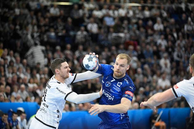 Jonas Truchanovicius (Montpellier HB, 7) gegen Hendrik Pekeler (THW Kiel, 61), Handball, Männer, THW Kiel vs Montpellier HB, Champions-League, 9. Spieltag, Gruppenphase, 30.11.19 Kiel Sparkassen-Arena Schleswig-Holstein Germany
