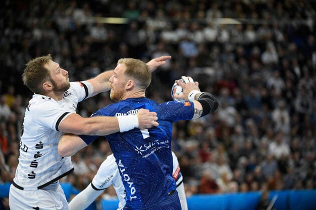 Steffen Weinhold (THW Kiel, 13) gegen Jonas Truchanovicius (Montpellier HB, 7), Handball, Männer, THW Kiel vs Montpellier HB, Champions-League, 9. Spieltag, Gruppenphase, 30.11.19 Kiel Sparkassen-Arena Schleswig-Holstein Germany
