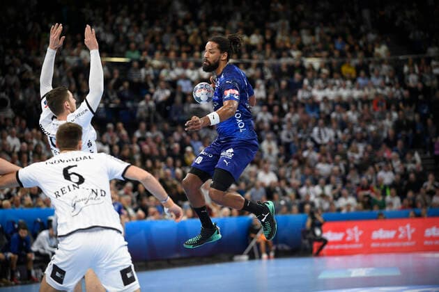 Gilberto Duarte (Montpellier HB, 90) gegen Hendrik Pekeler (THW Kiel, 61), Handball, Männer, THW Kiel vs Montpellier HB, Champions-League, 9. Spieltag, Gruppenphase, 30.11.19 Kiel Sparkassen-Arena Schleswig-Holstein Germany