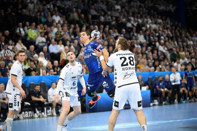 Diego Simonet (Montpellier HB, 4) gegen Pavel Horak (THW Kiel, 28), Handball, Männer, THW Kiel vs Montpellier HB, Champions-League, 9. Spieltag, Gruppenphase, 30.11.19 Kiel Sparkassen-Arena Schleswig-Holstein Germany