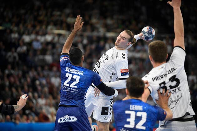 Lukas Nilsson (THW Kiel, 65) gegen Melvyn Richardson (Montpellier HB, 22), Handball, Männer, THW Kiel vs Montpellier HB, Champions-League, 9. Spieltag, Gruppenphase, 30.11.19 Kiel Sparkassen-Arena Schleswig-Holstein Germany
