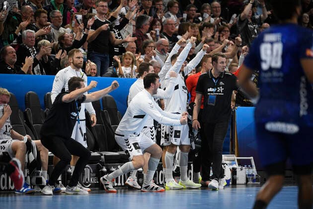 Jubel auf der Kieler Bank, Handball, Männer, THW Kiel vs Montpellier HB, Champions-League, 9. Spieltag, Gruppenphase, 30.11.19 Kiel Sparkassen-Arena Schleswig-Holstein Germany