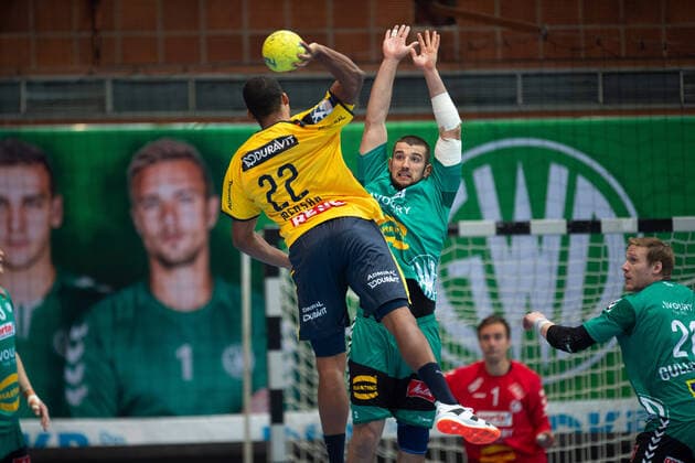 Minden, Deutschland 30.11.2019: 1. Handball-Bundesliga - 2019 2020 - GWD Minden vs. Rhein-Neckar Löwen (L-R) Mads Mensah Larsen (Löwen), Lucas Meister (Minden) Minden Nordrhein-Westfalen Deutschland Kampa Halle