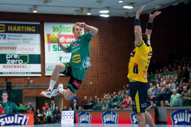 Minden, Deutschland 30.11.2019: 1. Handball-Bundesliga - 2019 2020 - GWD Minden vs. Rhein-Neckar Löwen (L-R) Marian Michalczik (Minden), Gedeon Guardiola (Löwen) Minden Nordrhein-Westfalen Deutschland Kampa Halle