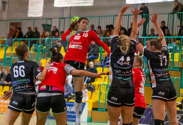 Frankfurt (Oder), 30.11.2019 - FHC vs MTV Heide 36:31 Monika Odrowska ist zum Sprungwurf hoch gestiegen und erzielt eines ihrer 10 Treffer in diesem Spiel. Die Abwehr der Heiderinnen v.l.n.r. Leonie Thomsen (66), Dana Thomsen (44), und Levke Kretschmann (17) ist erfolglos. Monika Odrowska zaehlte zu besten FHC-Spielerinnen.