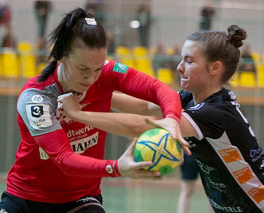 Frankfurt (Oder), 30.11.2019 - FHC vs MTV Heide 36:31 Anja Scheidemann im Zeikampf mit der Heiderin Amnna Thomsen (rechts).