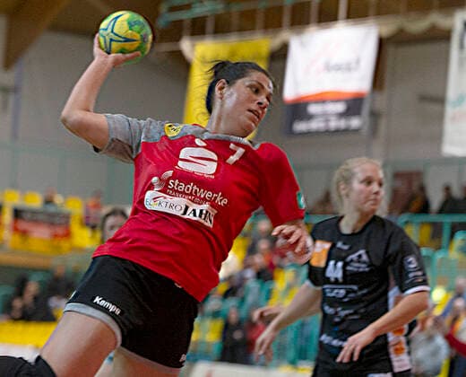 Frankfurt (Oder), 30.11.2019 - FHC vs MTV Heide 36:31 Kamila Szczecina trifft mit diesem Wurf für ihre Mannschaft.Dana Thomsen hat das Nachsehen.