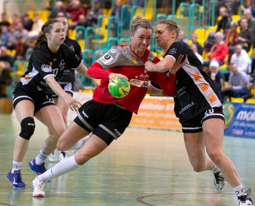 Frankfurt (Oder), 30.11.2019 - FHC vs MTV Heide 36:31 Michelle Duerrwald setzt sich gegen die Heiderinnen Levke Kretschmann (links) und Marie Pfeiderer (rechts) durch. Duerrwald bot eine sehr gute Leistung in diesem Treffen und erzielte 6 Treffer fuer den FHC.