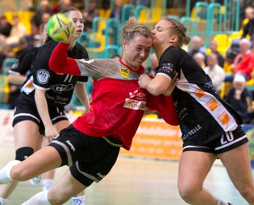 Frankfurt (Oder), 30.11.2019 - FHC vs MTV Heide 36:31 Michelle Duerrwald setzt sich gegen die Heiderinnen Levke Kretschmann (links) und Marie Pfeiderer (rechts) durch. Duerrwald bot eine sehr gute Leistung in diesem Treffen und erzielte 6 Treffer fuer den FHC.