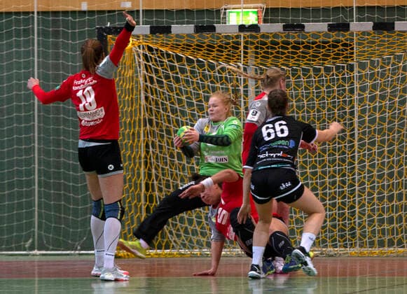 Frankfurt (Oder), 30.11.2019 - FHC vs MTV Heide 36:31 Große Stuetze des FHC, die Torfrau Valerya Kurliandchyk. Im Bild kann sie den Wurf der Heiderin Leonie Thomssen (66) abwehren..