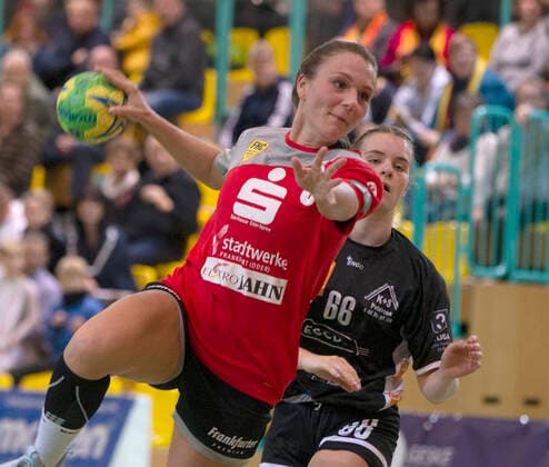 Frankfurt (Oder), 30.11.2019 - FHC vs MTV Heide 36:31 Jeica Jandertrifft fuer ihre Mannschaft und erzielt eines ihrer 4 Treffer indiesem Spiel. Die Heiderin Leonie Thomsen hat das Nachsehen.
