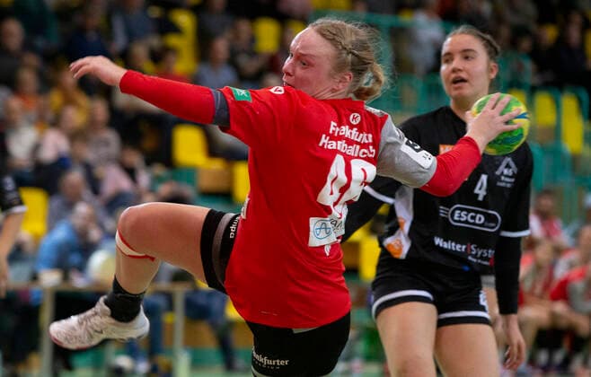 Frankfurt (Oder), 30.11.2019 - FHC vs MTV Heide 36:31 Kathleen Mueller hat sich gegen die Heiderin Ellis Bruhn durchgesetzt und kann abziehen. Mueller erzielte erzielte 3 Treffer fuer den FHC.