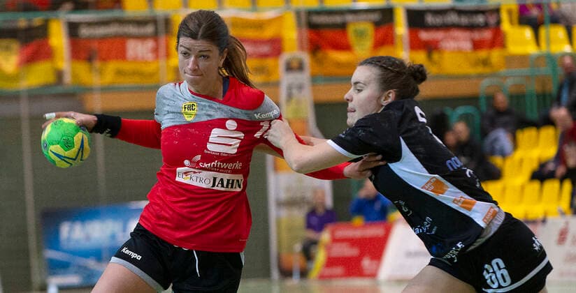 Frankfurt (Oder), 30.11.2019 - FHC vs MTV Heide 36:31 Monika Odrowska im Zweikampf mit Heiderin Leonie Thomsen.