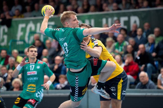 Minden, Deutschland 30.11.2019: 1. Handball-Bundesliga - 2019 2020 - GWD Minden vs. Rhein-Neckar Löwen (L-R) Christoph Reißky (Minden), Niclas Kirkelokke (Löwen) Minden Nordrhein-Westfalen Deutschland Kampa Halle