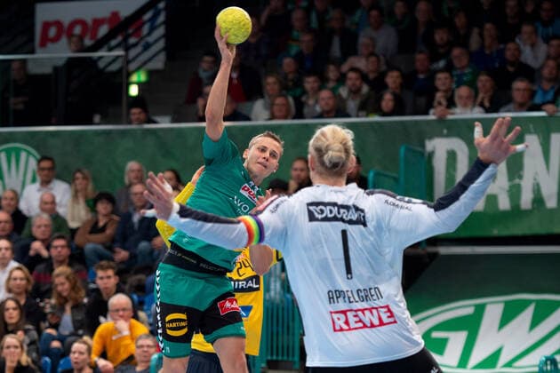 Minden, Deutschland 30.11.2019: 1. Handball-Bundesliga - 2019 2020 - GWD Minden vs. Rhein-Neckar Löwen (L-R) Mats Korte (Minden), Mikael Appelgren (Löwen) Minden Nordrhein-Westfalen Deutschland Kampa Halle