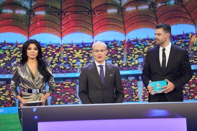 Moderatoren Corina Caragea und Pedro Pinto, sowie UEFA Generalsekretär Giorgio Marchetti - 30.11.2019: UEFA EURO2020 Auslosung, Romexpo Bukarest, DISCLAIMER: UEFA regulations prohibit any use of photographs as image sequences and or quasi-video.