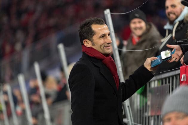 Fußball, Bundesliga, FC Bayern München - Bayer Leverkusen Im Bild Sportdirektor des FC Bayern München Hasan SALIHAMIDZIC machte vor dem Spiel Selfies mit den Fans. München Allianz Arena Bayern Deutschland Copyright: Passion2Press MarkusxFischerx